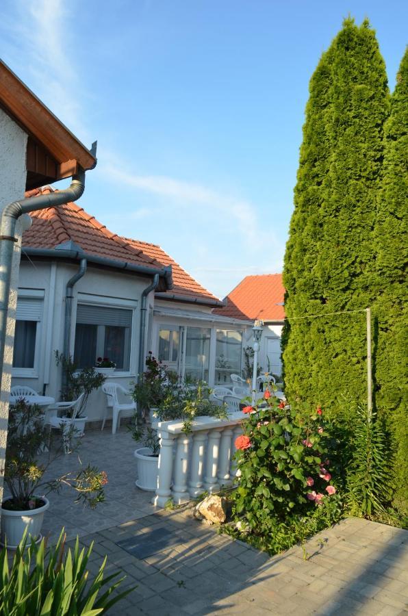 Henrietta - Violetta Apartman Hajduszoboszlo Exterior photo