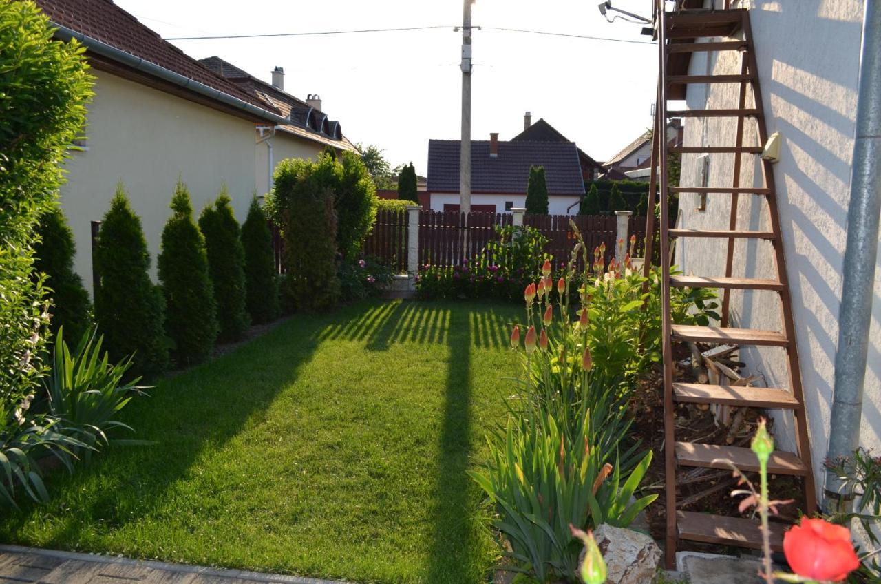 Henrietta - Violetta Apartman Hajduszoboszlo Exterior photo