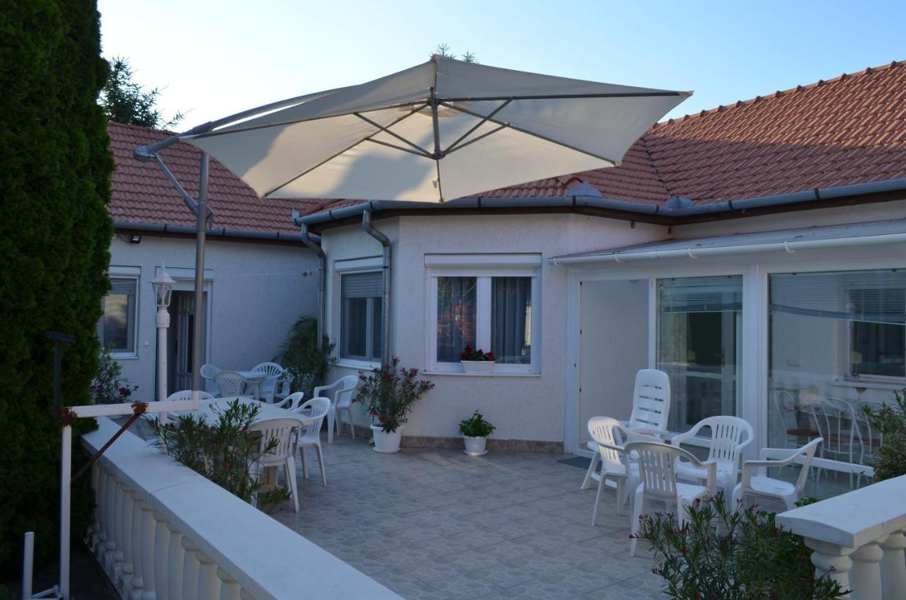 Henrietta - Violetta Apartman Hajduszoboszlo Exterior photo
