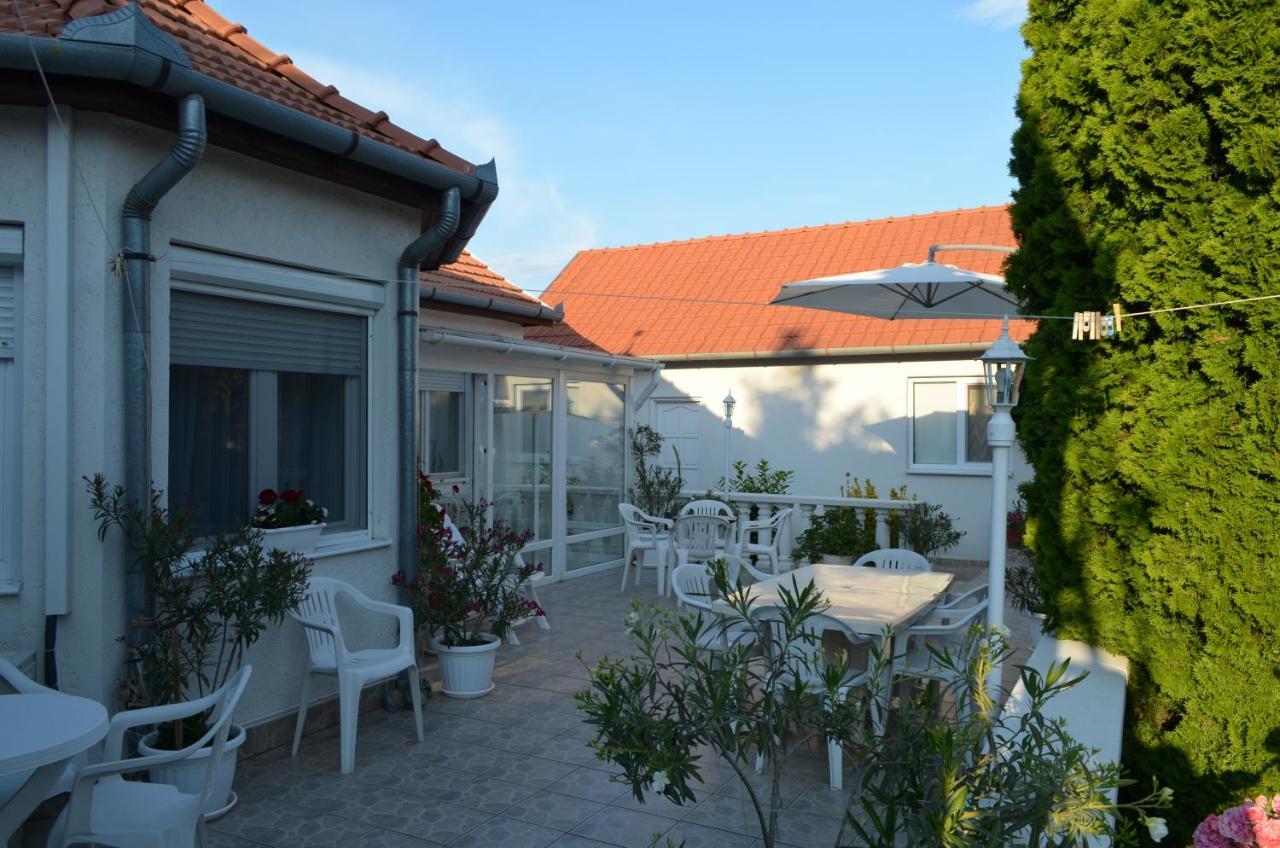 Henrietta - Violetta Apartman Hajduszoboszlo Exterior photo