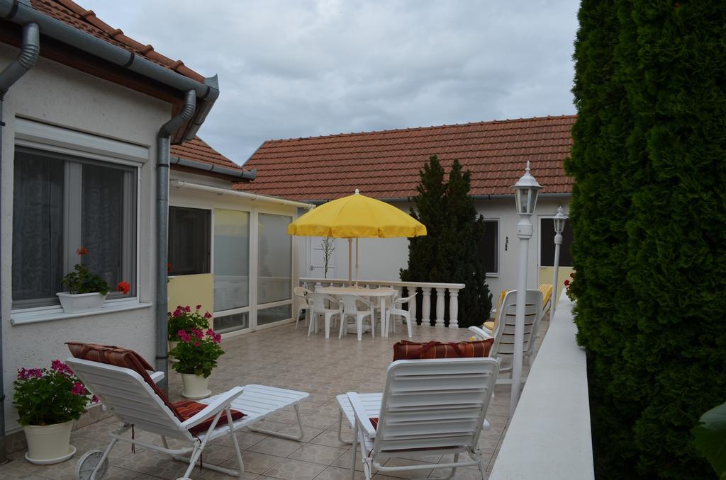 Henrietta - Violetta Apartman Hajduszoboszlo Exterior photo